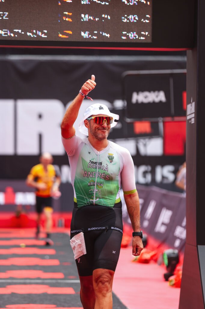 Andrés cruzando meta Ironman