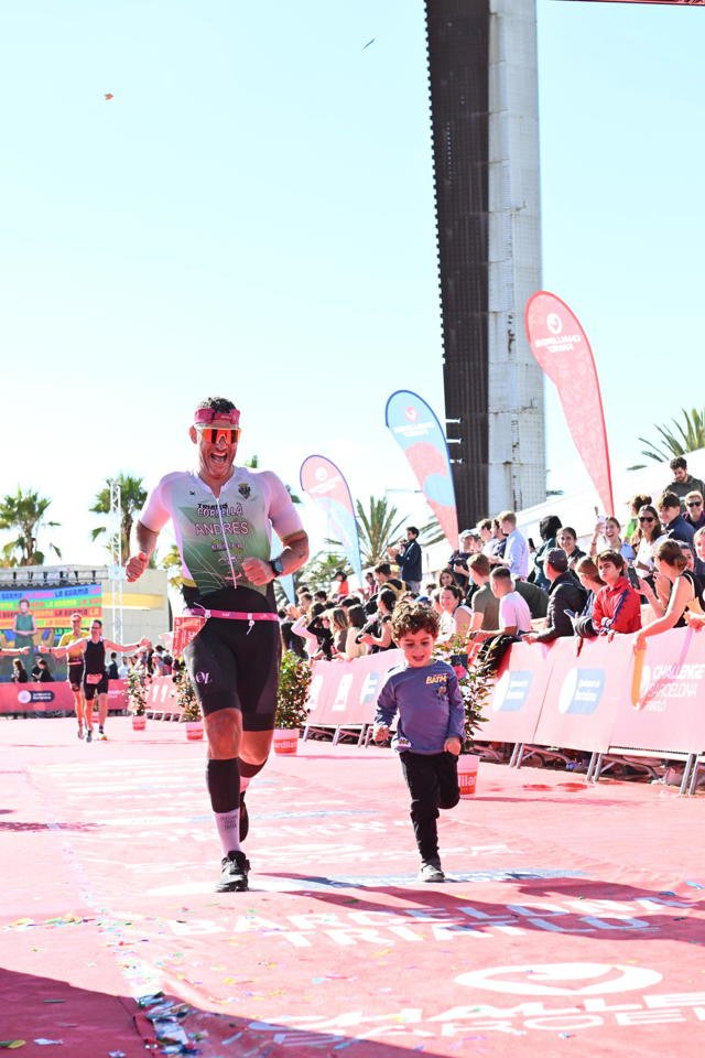 Andrés con su hijo en un triatlón