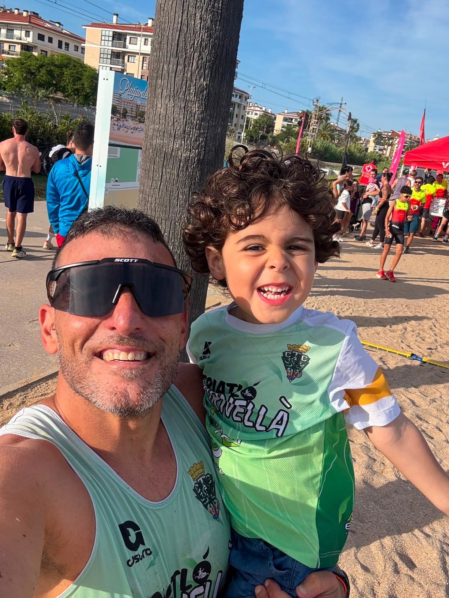 Andrés con su hijo en un triatlón