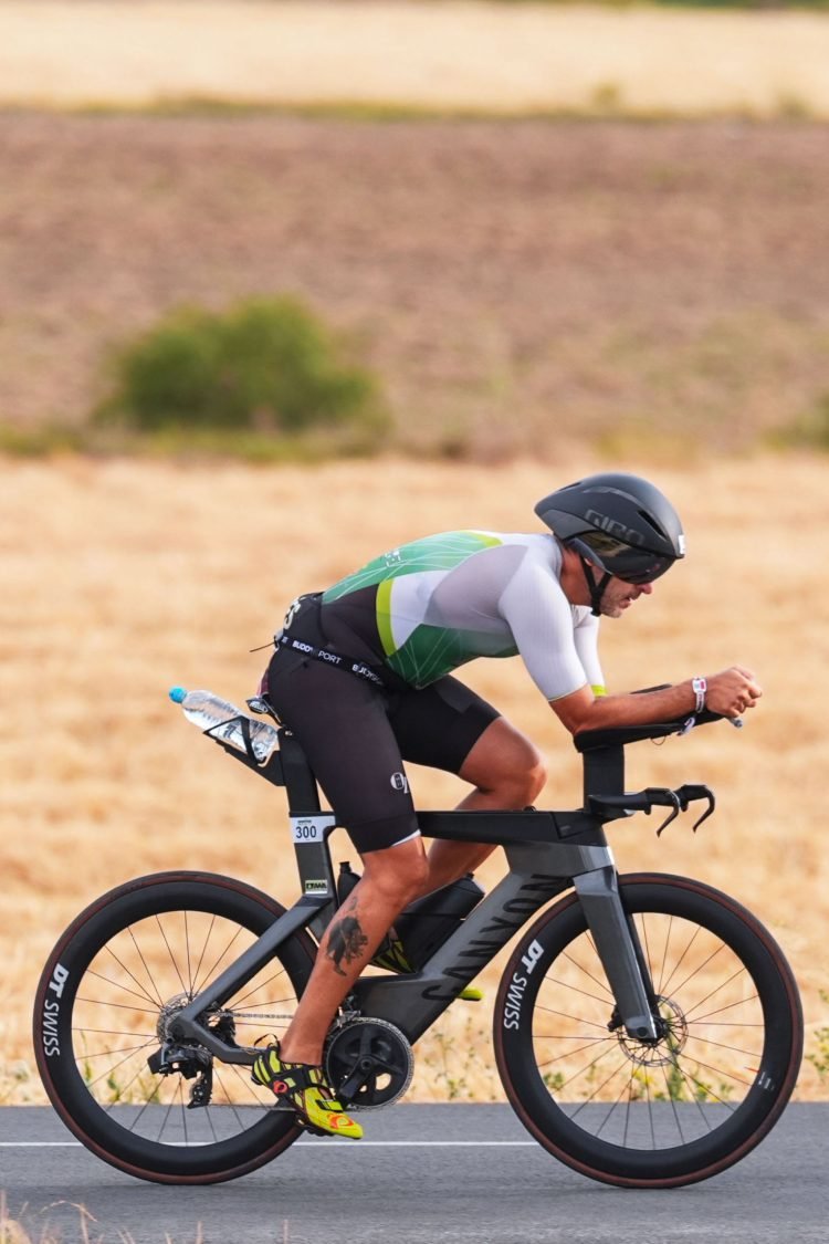 Andrés en bicicleta de triatlón
